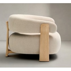 Poltrona Grana em tecido chenille bege e madeira VeryForma