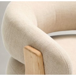 Poltrona Grana em tecido chenille bege e madeira VeryForma