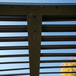Pérgola Bioclimática Orientable Blades 11m2 y Brise-Vue fachada 3.6m
