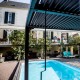 Pergola Bioclimatique aluminium anthracite 10,80 m2 et Toit avec lames ovales Habrita