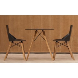 Table à manger Vondom Faz Wood plateau carré noir et pieds chêne naturel