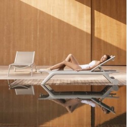 Conjunto de 4 espreguiçadeiras Spritz Vondom tomando sol