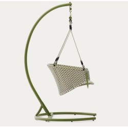 Silla colgante Aliga en aluminio y ratán verde VeryForma
